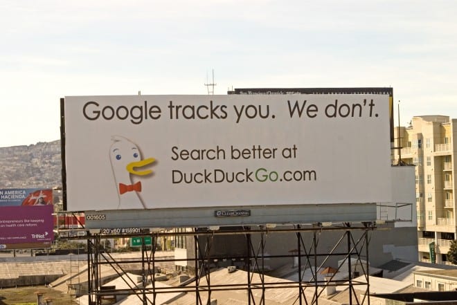 DuckDuckGo pagou por um outdoor fora da sede da gigante de tecnologia: “O Google rastreia você. Nós não". | Dica App do Dia