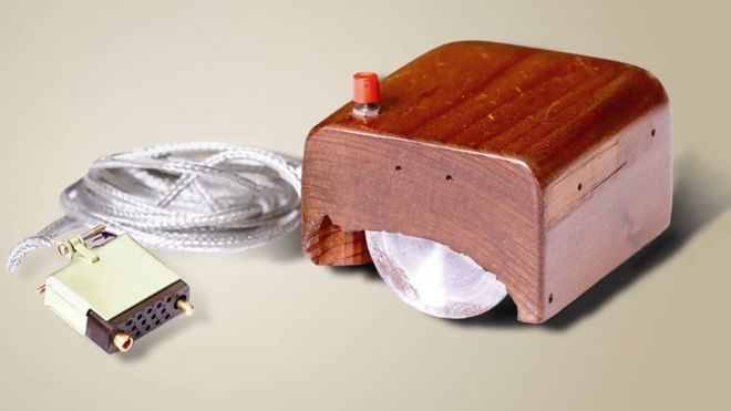 Primeiro modelo de mouse criado por Doug Engelbart e Willian (Bill) English