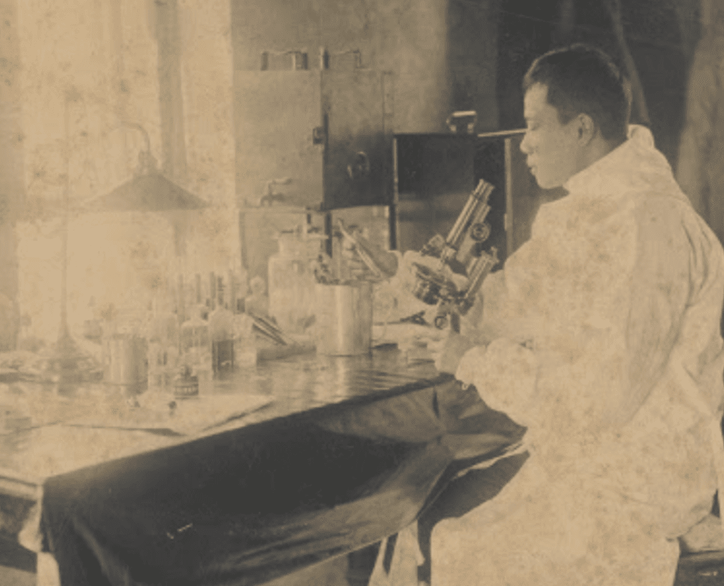 Na foto: Dr. Wu Lien-Teh no laboratório, Harbin, janeiro de 1901 Crédito da foto: cortesia do Dr. Shan Woo Liu e Ling Woo Liu