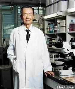 Virologista japonês Dr. Michiaki Takahashi, que desenvolveu a primeira vacina contra a catapora. 