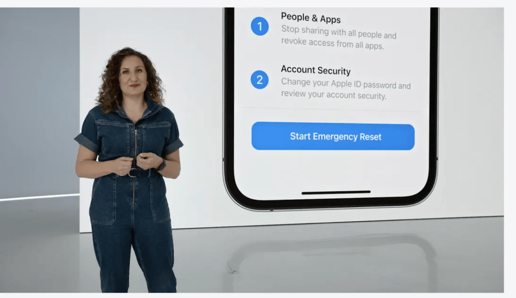 Uma executiva da Apple apresenta o recurso Safety Check durante a palestra da WWDC
