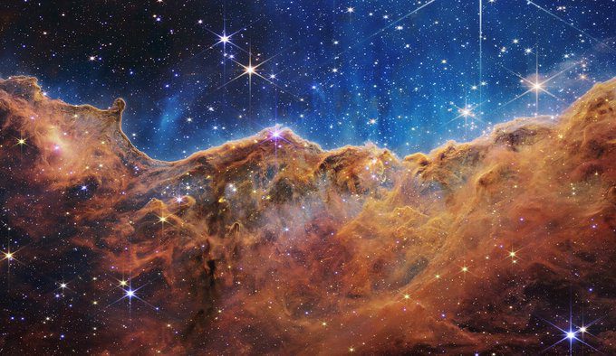 Região de formação de estrelas
A Nebulosa Carina é uma das maiores e mais brilhantes nebulosas do céu, localizada a aproximadamente 7.600 anos-luz de distância na constelação sul de Carina. As nebulosas são berçários estelares onde as estrelas se formam. A Nebulosa Carina é o lar de muitas estrelas massivas, várias vezes maiores que o Sol.