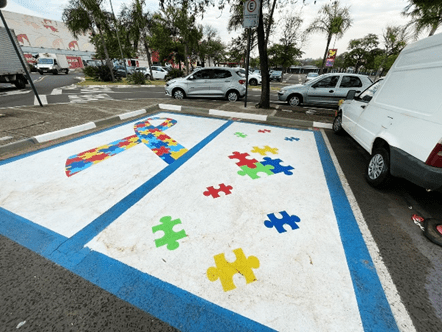 Vagas de estacionamento exclusivas para pessoas com Transtorno do Espectro Autista (TEA) - Image: Parque Dom Pedro Shopping.