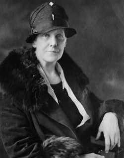 "Anna Jarvis, filha de Ann Jarvis, criou o Dia das Mães como forma de homenagear sua mãe, falecida em 1905. "
