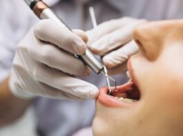 Em BH, escola para dentistas acompanha tendência de mercado