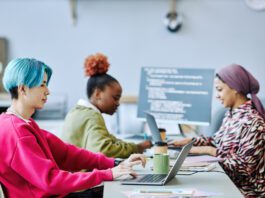 Discriminação marca o dia a dia de LGBTQIAP+ no trabalho