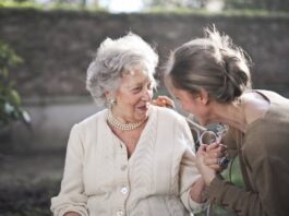 Setembro Lilás: lei garante cuidado integral ao Alzheimer