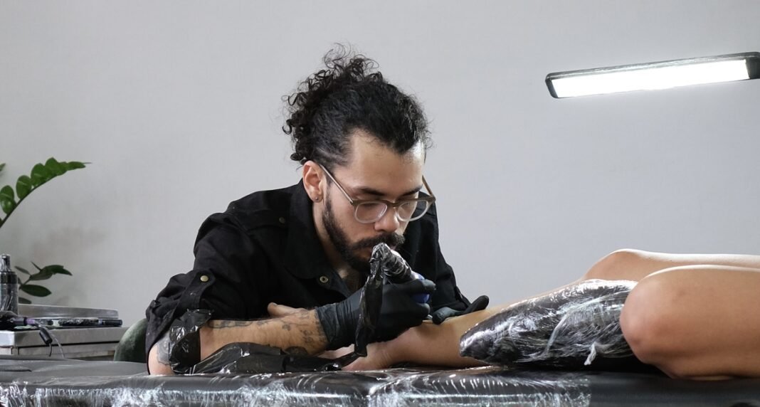 Mercado global de tatuagens cresce e deve dobrar até 2032 Mercado global de tatuagens cresce e deve dobrar até 2032