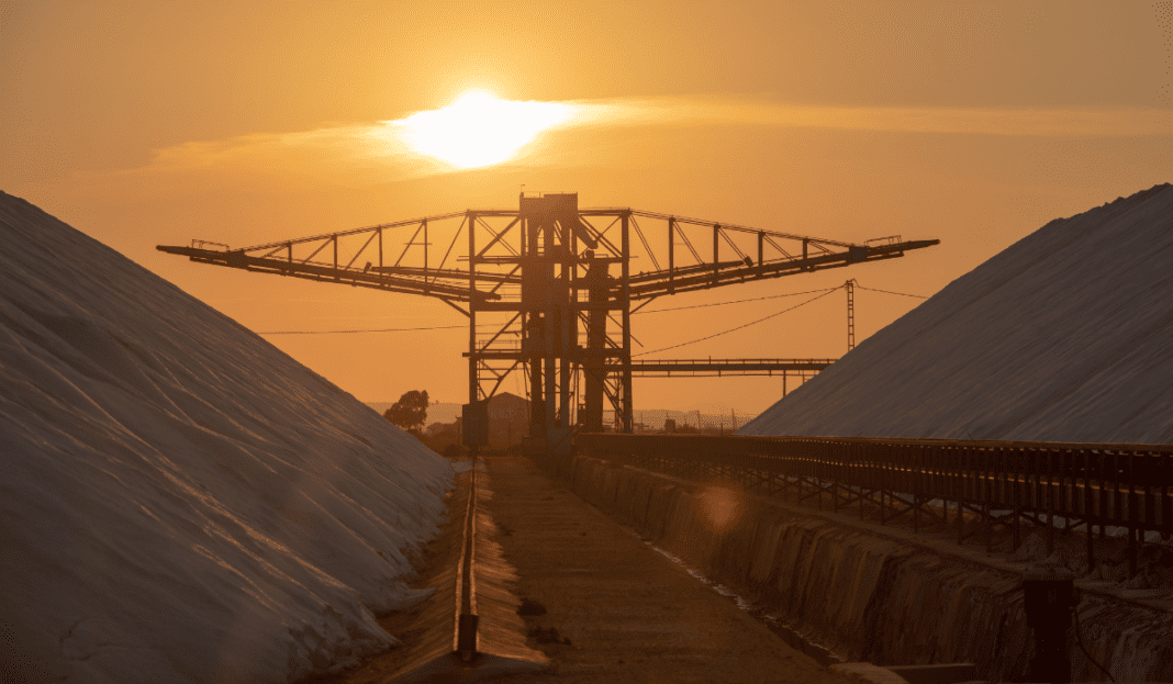 Estudo aponta dados de indústrias extrativas e de transformação Estudo aponta dados de indústrias extrativas e de transformação