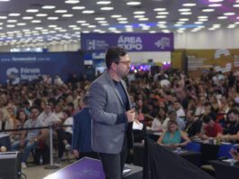 Jean Valério, CEO do Fórum Negócios, autografa na 27ª Bienal