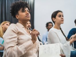 Mulheres performam melhor na liderança, indica pesquisa