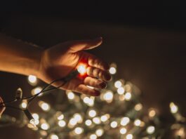 Instalar iluminação de Natal em casa requer segurança