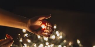 Instalar iluminação de Natal em casa requer segurança