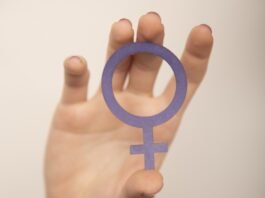 Mulheres ficam fora do mercado por cuidados não remunerados