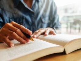Médico mostra em livro de crônicas que ouvir também é cuidar