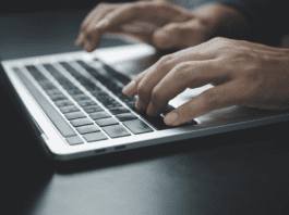 Dados apontam AI Overviews em resultados de pesquisa por setores
