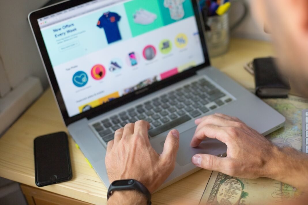 Produtos temáticos ampliam presença de marcas no e-commerce Produtos temáticos ampliam presença de marcas no e-commerce