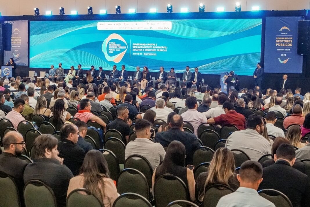 Gestores públicos se reúnem em seminário sobre eficiência e transparência Gestores públicos se reúnem em seminário sobre eficiência e transparência