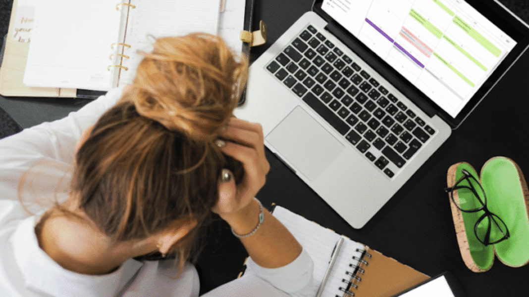 Meio a meio: paciente e burocracia disputam a atenção de psicólogos, diz estudo Meio a meio: paciente e burocracia disputam a atenção de psicólogos, diz estudo