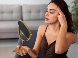 Cirurgião explica a cirurgia que reposiciona as sobrancelhas