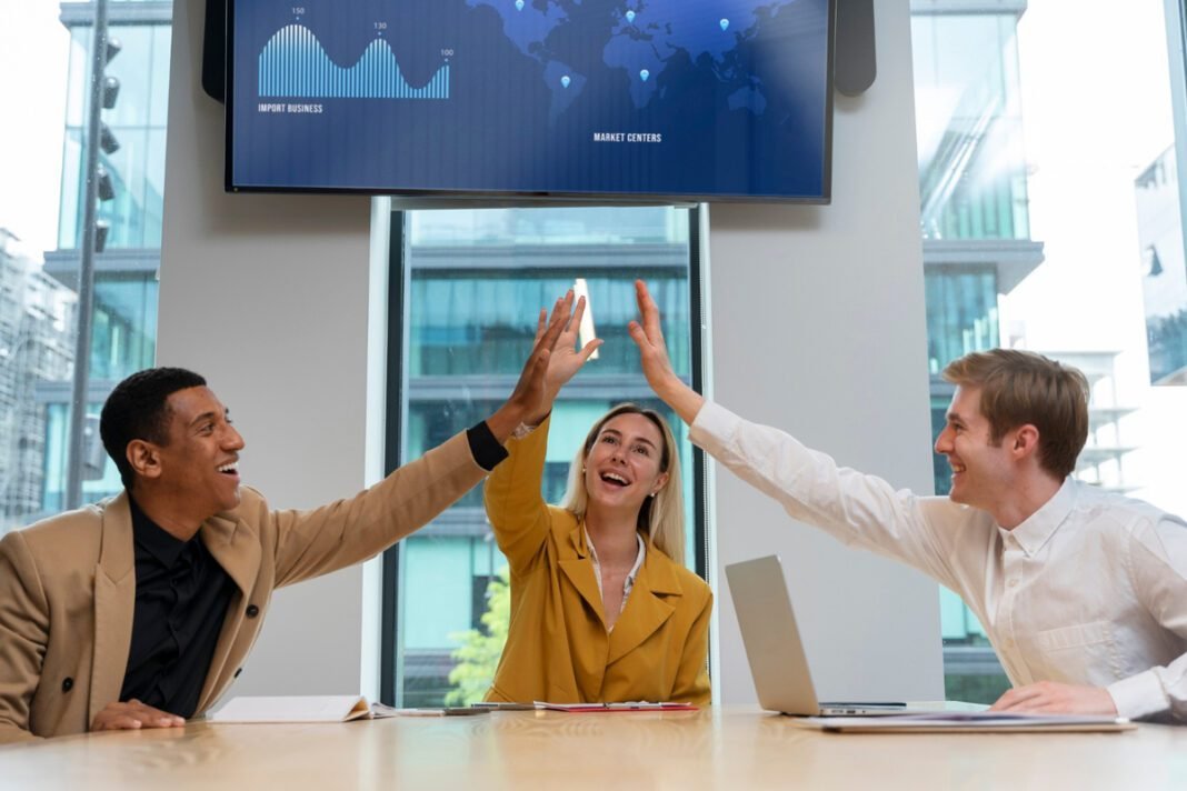 Mercado de trabalho avança e inspira busca por capacitação Mercado de trabalho avança e inspira busca por capacitação