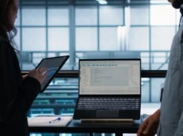 Consumidores pesquisam por produtos e serviços, diz pesquisa