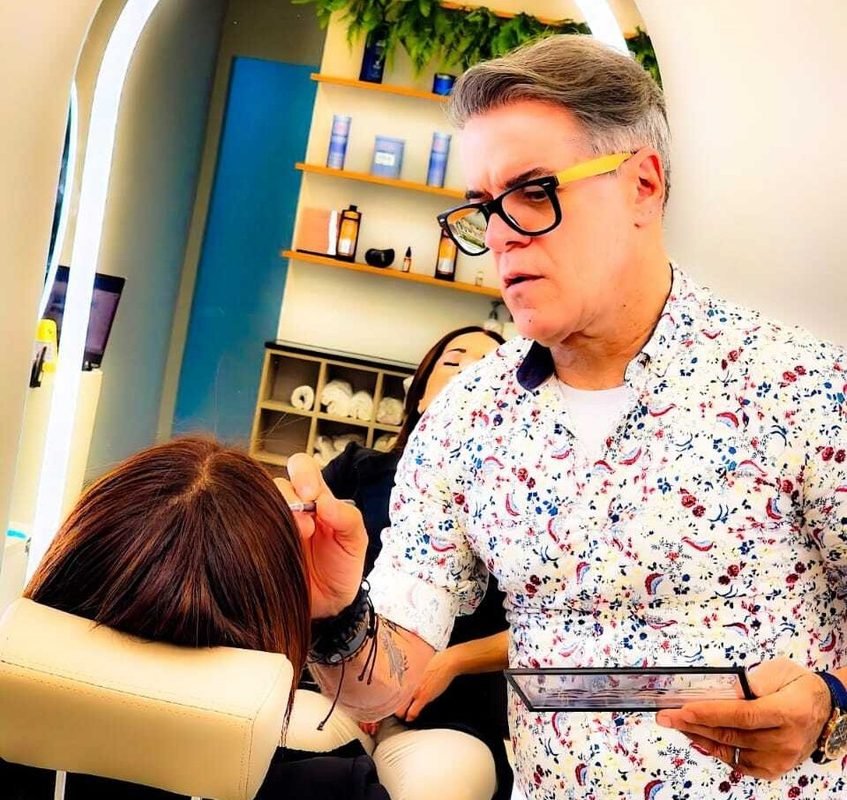 Maquiagem profissional une técnica, identidade e emoção Maquiagem profissional une técnica, identidade e emoção