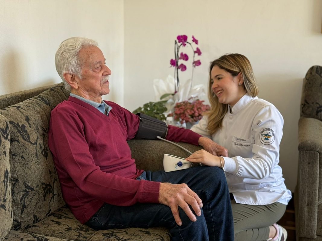 Quedas em casa lideram internações de idosos no Brasil Quedas em casa lideram internações de idosos no Brasil