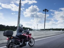 Moura lista erros na manutenção da bateria para motos