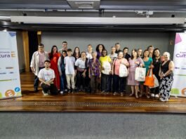 Aos 94 anos, idosa lança livro após experiência com IA e VR