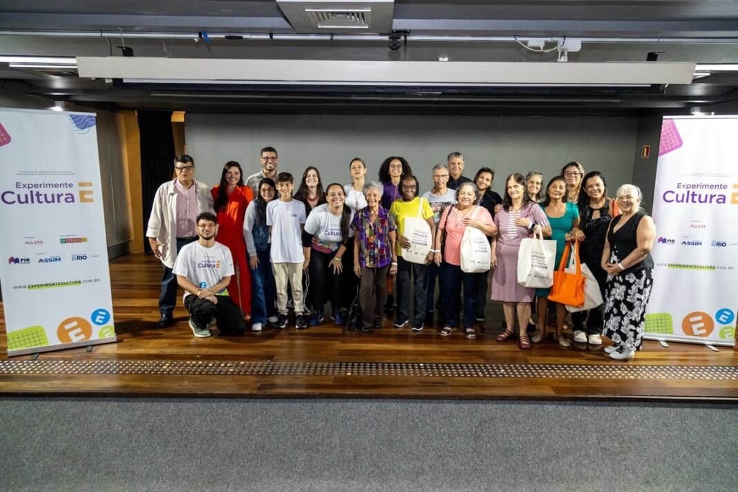 Aos 94 anos, idosa lança livro após experiência com IA e VR Aos 94 anos, idosa lança livro após experiência com IA e VR