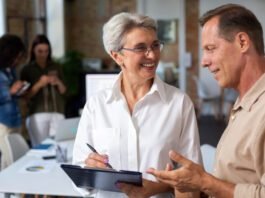 Profissionais 50+ ganham espaço em empregos de base