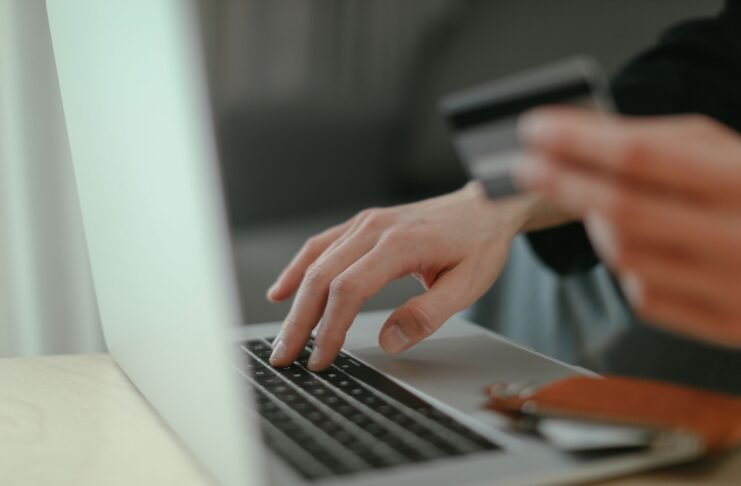 Empréstimo online exige atenção para evitar golpes