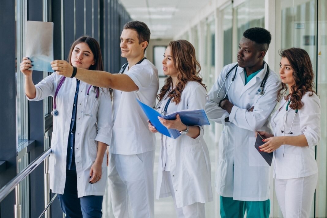 Projeto propõe suspender novos cursos de medicina por 5 anos Projeto propõe suspender novos cursos de medicina por 5 anos