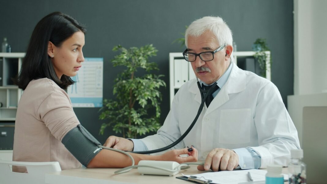 Entenda o papel do clínico médico no cuidado integral Entenda o papel do clínico médico no cuidado integral