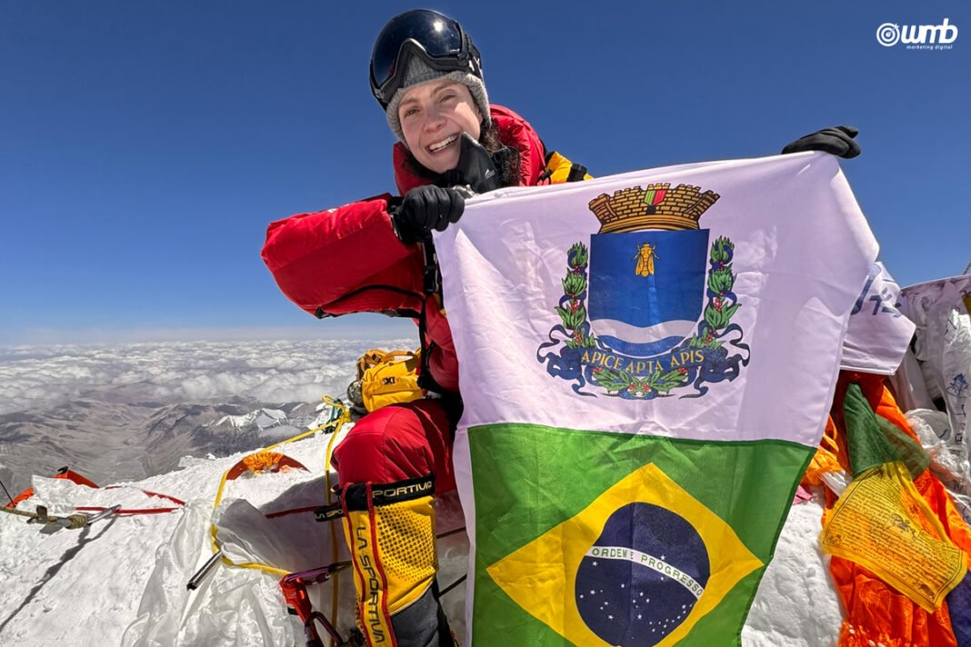 Olivia Bonfim escala Everest e Lhotse e entra no Guinness Olivia Bonfim escala Everest e Lhotse e entra no Guinness