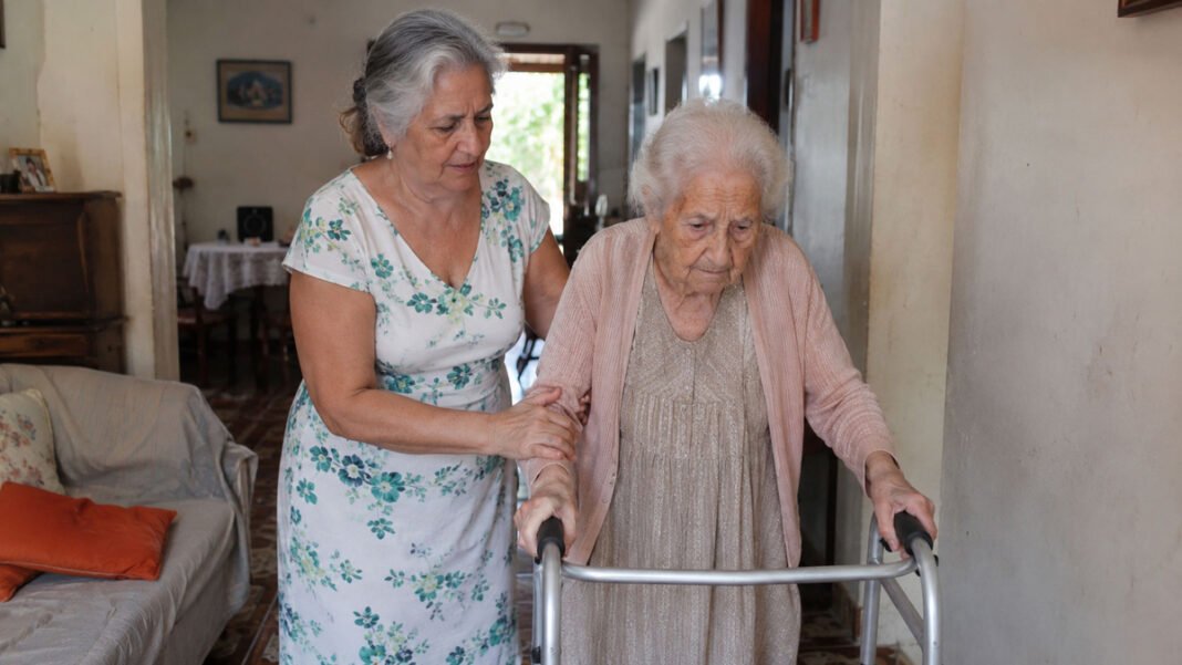 Filhos idosos enfrentam desafios ao cuidar de pais superidos Filhos idosos enfrentam desafios ao cuidar de pais superidos