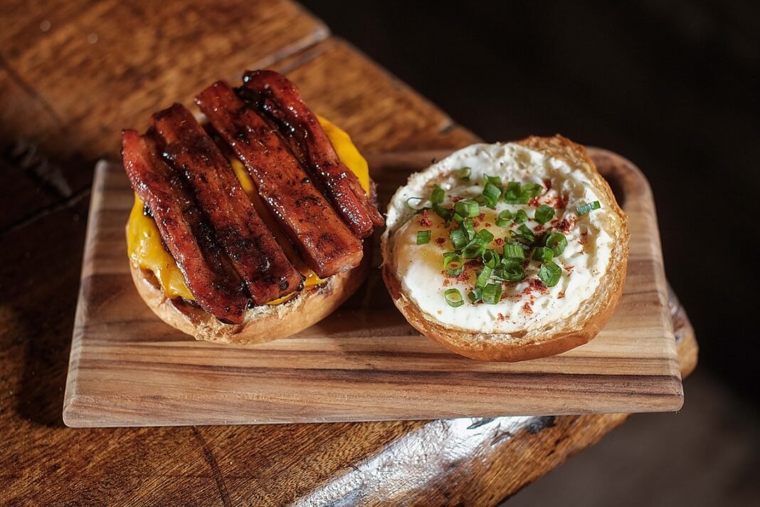 Hamburgueria autoral BRUTTUS celebra Dia do Bacon Hamburgueria autoral BRUTTUS celebra Dia do Bacon