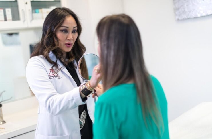 Solteiros apostam em skincare para cuidar da autoestima