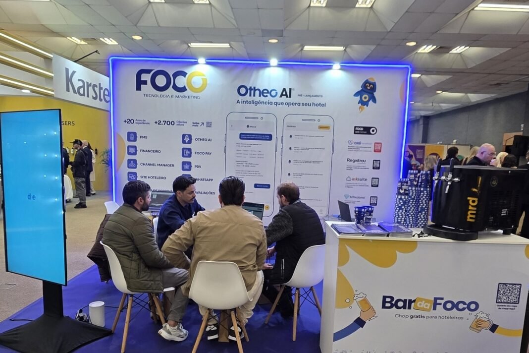 Robô-concierge com IA da Foco é destaque no Encatho 2026 Robô-concierge com IA da Foco é destaque no Encatho 2026