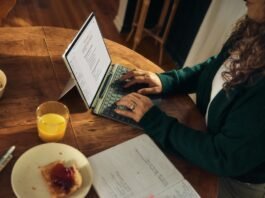 Pearson e AWS: IA reforça valor do ensino superior para 74%