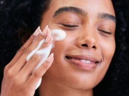 Como preparar a pele para a maquiagem durar em festivais?
